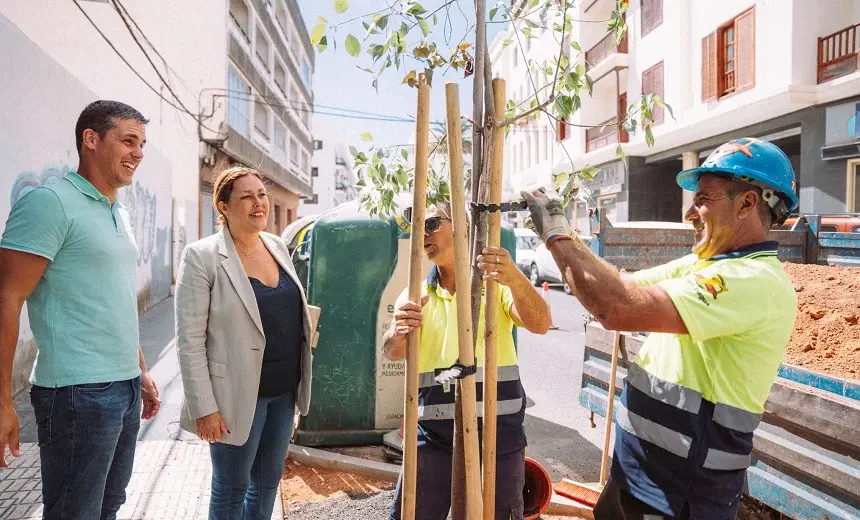 La alcaldesa de Arrecife estuvo supervisando los trabajos.