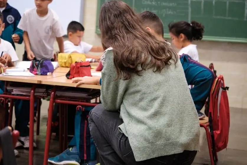 Alumnos reunidos en un centro educativo.