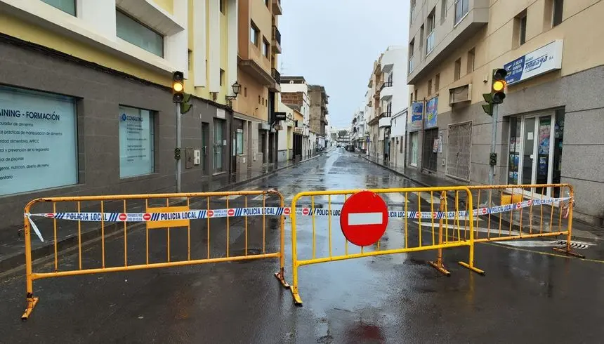 Imagen de una calle cortada en Arrecife