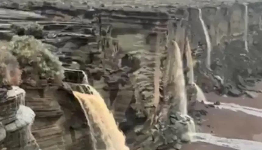 Imagen de las cascadas que se están formando en un risco de Alegranza. 