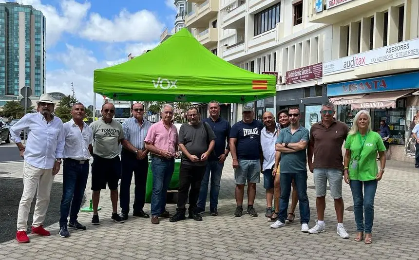 Integrantes de VOX que estuvieron en la mesa informativa de la capital.