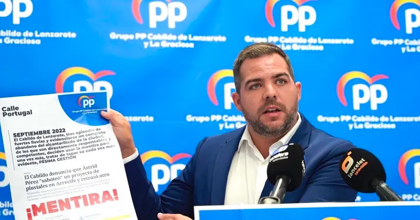 Jacobo Medina durante la rueda de prensa que ofreció este miércoles en Arrecife.