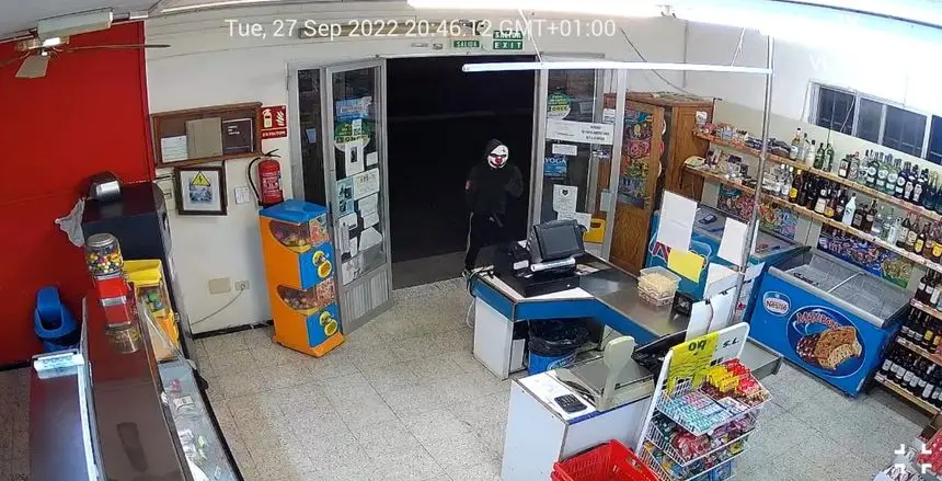 Imagen del individuo entrando en el supermercado.