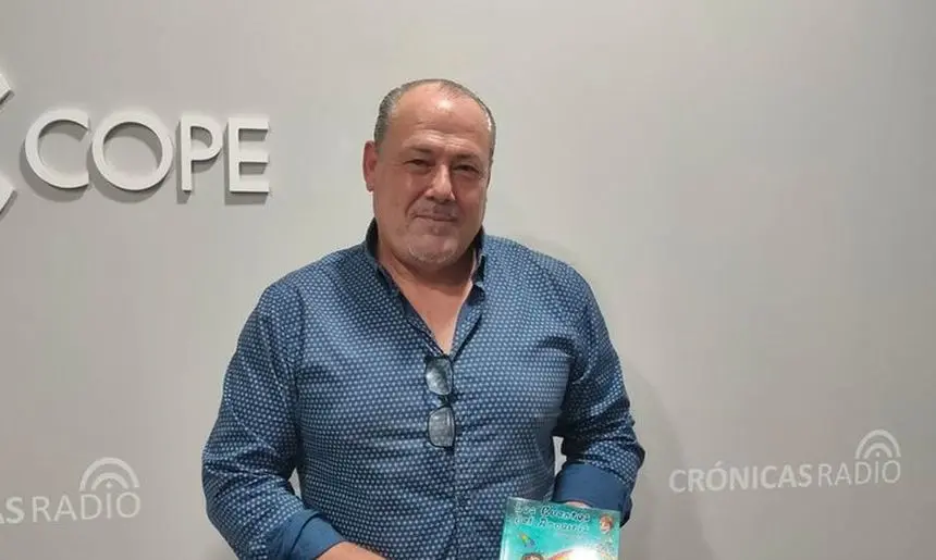 Santiago Navarro en los estudios de Crónicas Radio-COPE Lanzarote el día que presentó su segundo libro