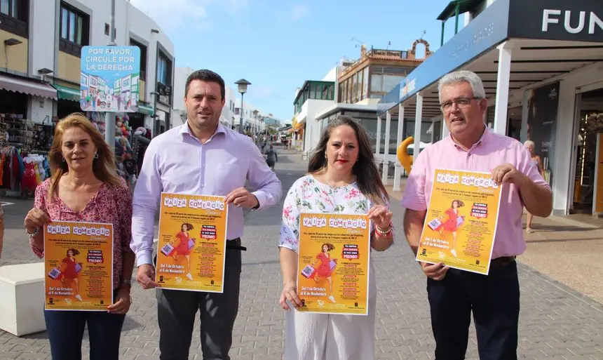 El alcalde con la consejera del Cabildo y otros representantes de la iniciativa el día que arrancó