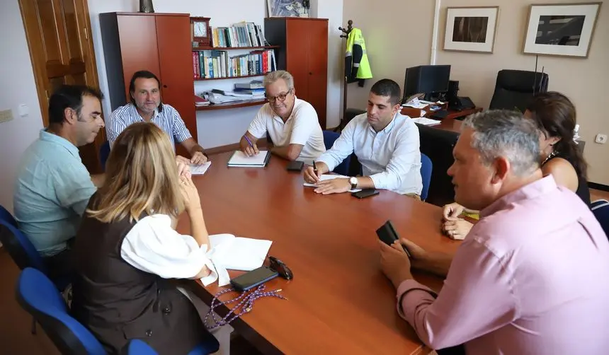 Imagen de la reunión entre el Cabildo y el Ayuntamiento de Haría