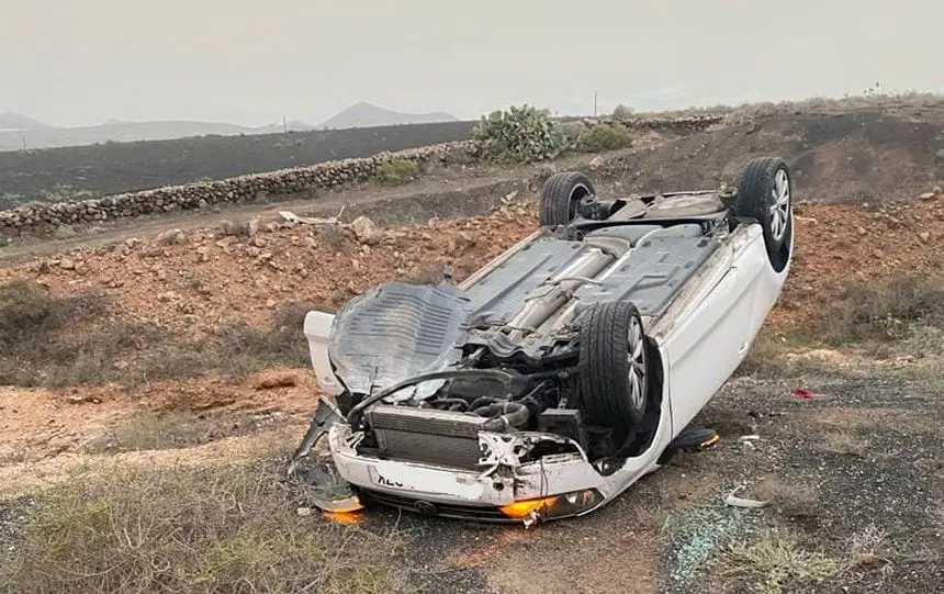 Imagen del coche después del vuelco