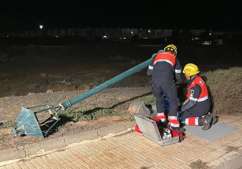 Imagen de los bomberos tratando de impedir que se creara un cortocircuito