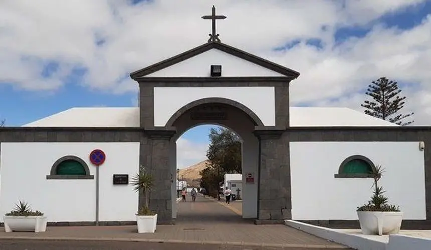 Imagen de la entrada del cementerio de Arrecife