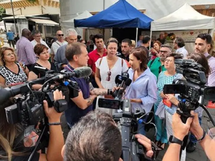 Imagen de María Dolores Corujo junto a Nira Fierro.
