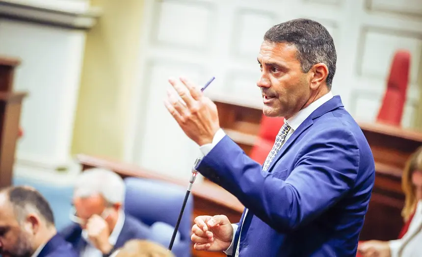 Oswaldo Betancort en el Parlamento autonómico.