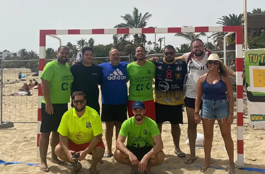 Imagen del equipo ganador de la categoría senior del torneo de balonmano playa de Costa Teguise.