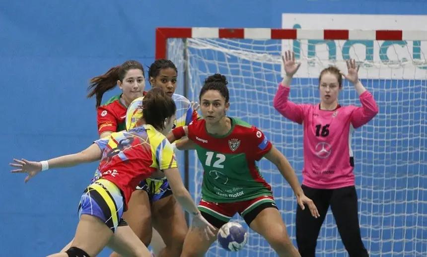 Imagen de una jugadora del Zonzamas intentando penetrar la defensa del Handbol Sant Quirze.