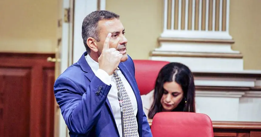 Oswaldo Betancort en el Parlamento de Canarias.