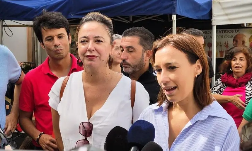 Imagen de María Dolores Corujo y Nira Fierro en las calles de Arrecife.