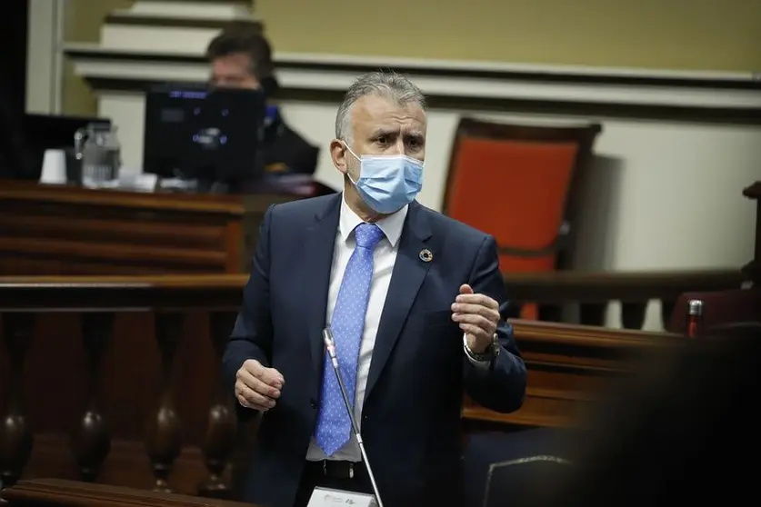 Ángel Víctor Torres en una intervención en el Parlamento cuando era obligatorio el uso de las mascarillas.