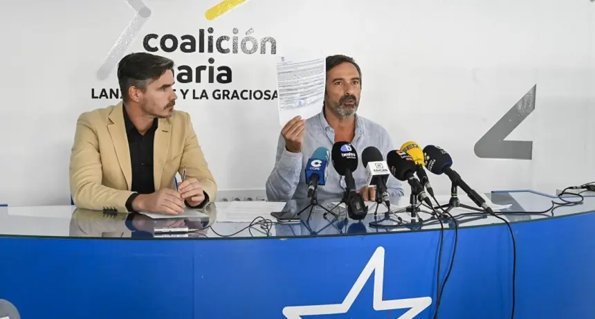 Imagen de Pedro San Ginés mostrando un documento junto al letrado David Montes en la rueda de prensa.