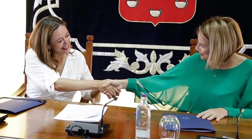 Imagen de la firma del acuerdo suscrito entre el Cabildo y el Gobierno de Canarias el pasado mes de junio.