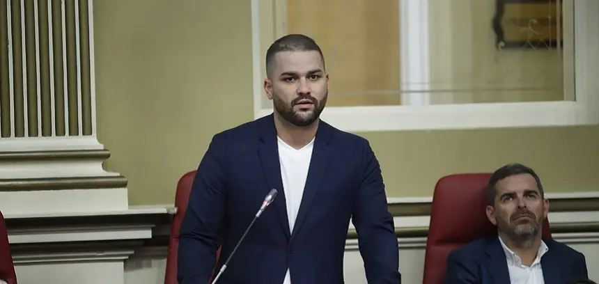 Imagen de Jesús Machín en el parlamento de Canarias.