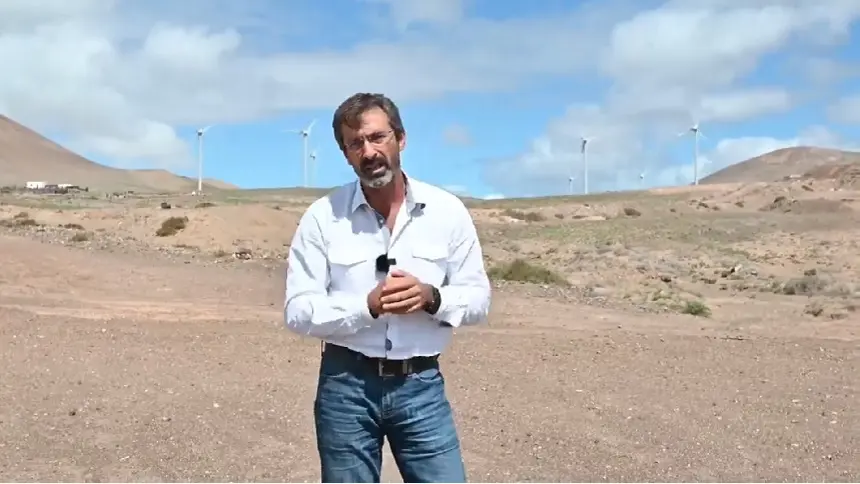 Imagen de Pedro San Ginés junto al parque eólico.