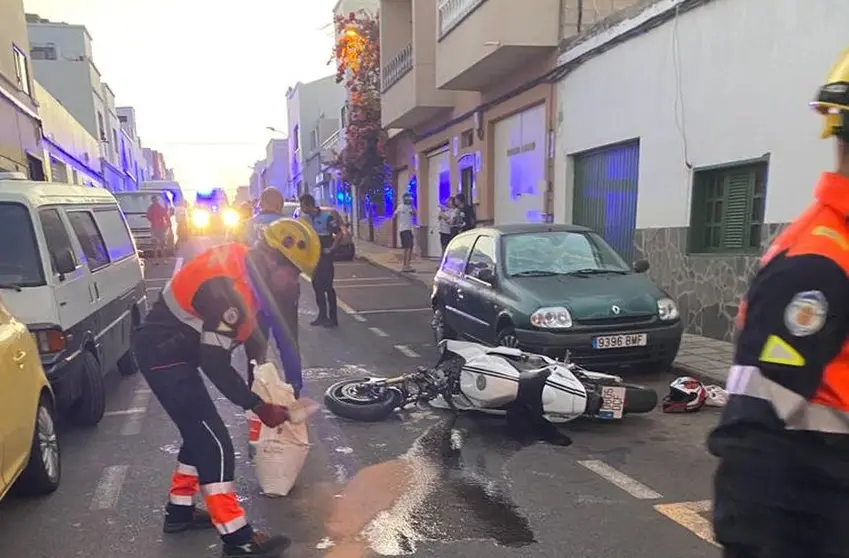 Momento del accidente en el que estaban interviniendo los agentes de la Policía Local y los bomberos