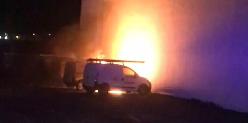 Instante en el que ardía uno de los vehículos en Arrecife
