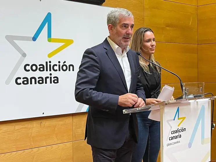 Fernando Clavijo y María Fernández en una rueda de prensa.