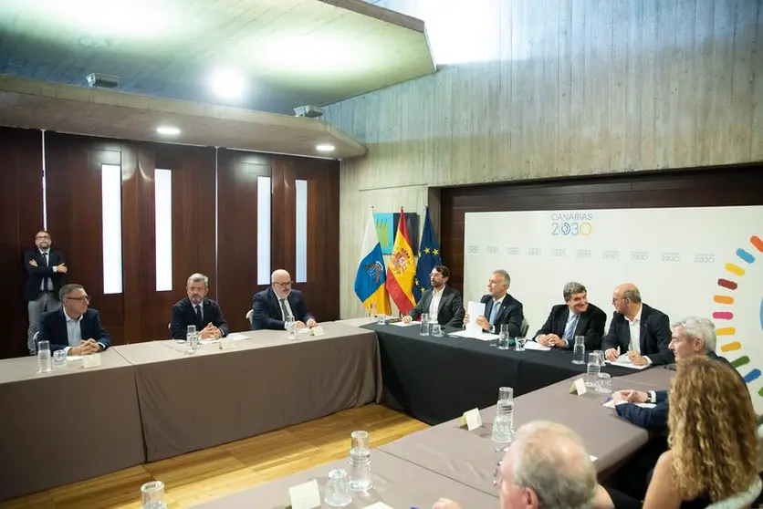 Reunión del presidente del Gobierno de Canaria, Ángel Víctor Torres.