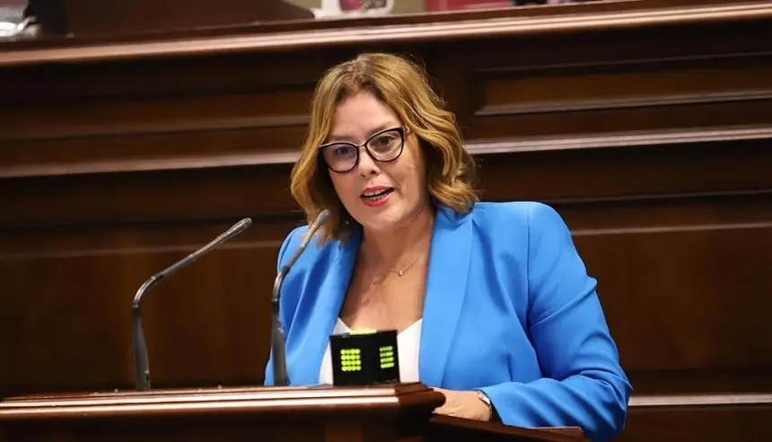 Imagen de Astrid Pérez en el Parlamento Canario.