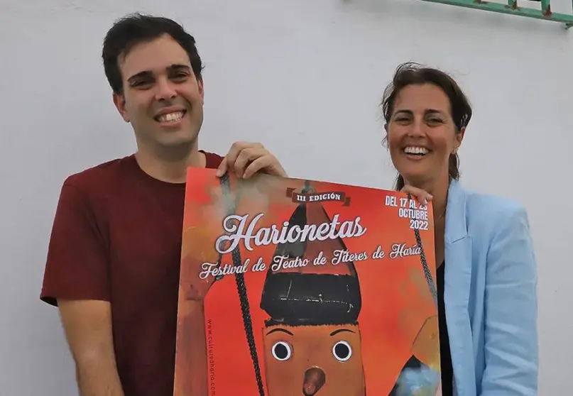 Imagen de Evelia García y Alberto Aguiar presentando el festival de teatro de títeres de Haría.