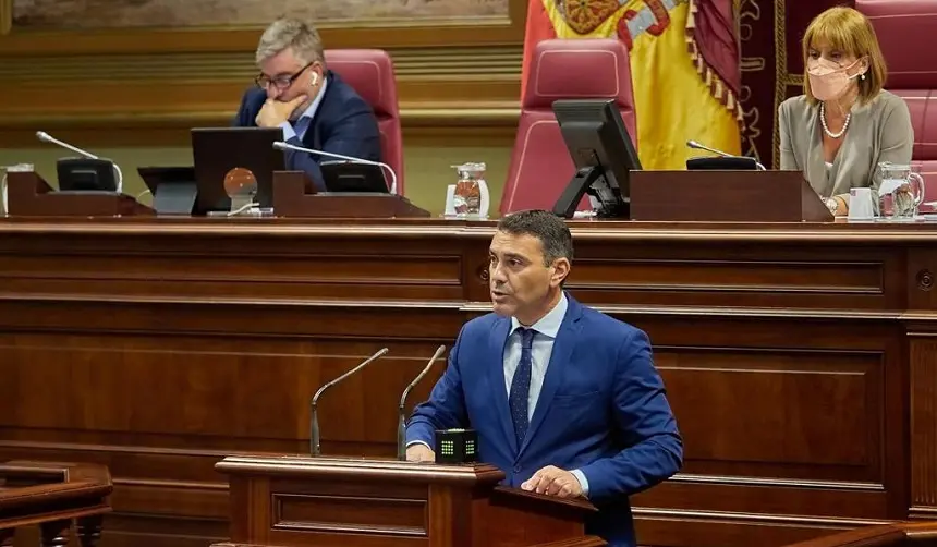 Oswaldo Betancort durante su intervención este martes en el Parlamento autonómico.