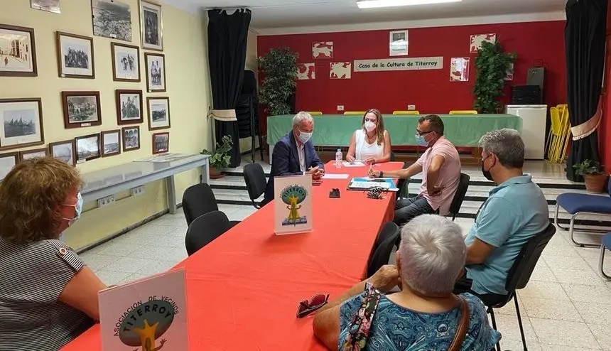 Imagen de una reunión entre María Dolores Corujo, Sebastían Franquis y representantes de la asociación de vecinos de Titerroy.