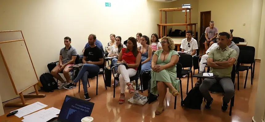Imagen de una de la reuniones para la elaboración del Plan Insular de Juventud de Lanzarote.