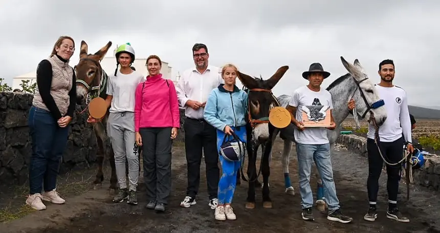 Imagen de Isidro Pérez junto a Sara Bermúdez junto a  los participantes de las Fiestas del Aguapata.