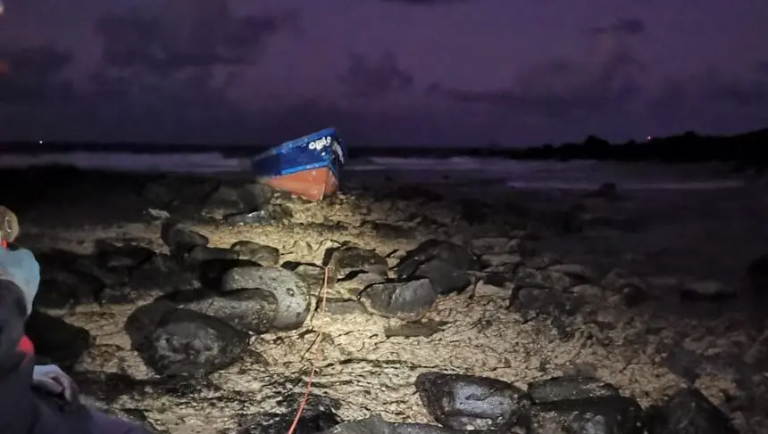 Imagen de la patera en la costa del norte de Lanzarote