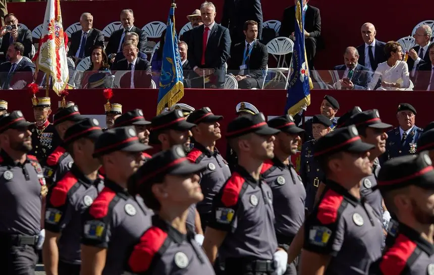 Ángel Víctor Torres de pie en Madrid al paso de las mujeres y los hombres de la Policía Canaria