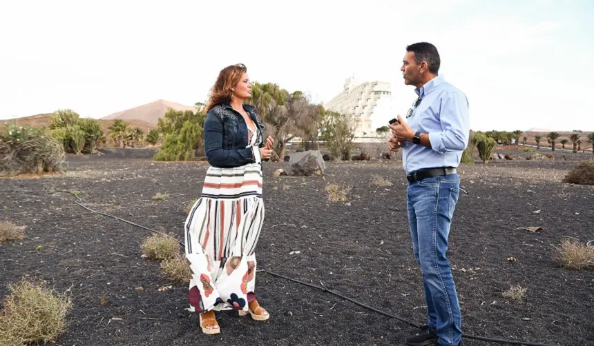 Oswaldo Betancort junto a Olivia Duque en una parcela de Costa Teguise.