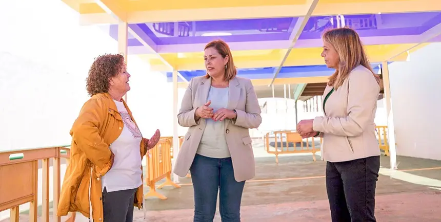 Imagen de la alcaldesa de Arrecife junto a la edil de Educación y la directora del centro.