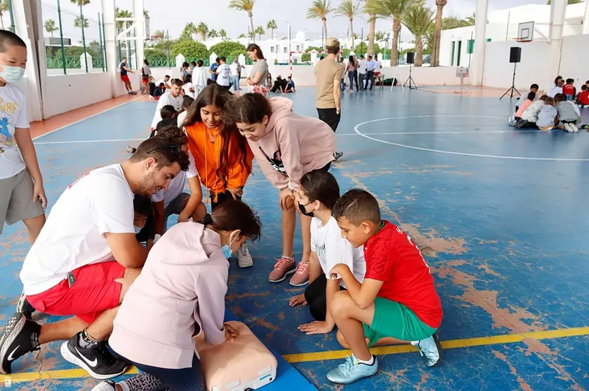 Imagen de unos niños aprendiendo a hacer una RCP.