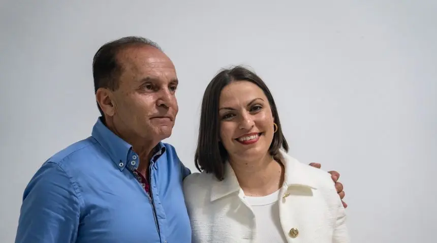 Jesús Machín con su hija Migdalia Machín, a quien quiere como cabeza de lista al Cabildo