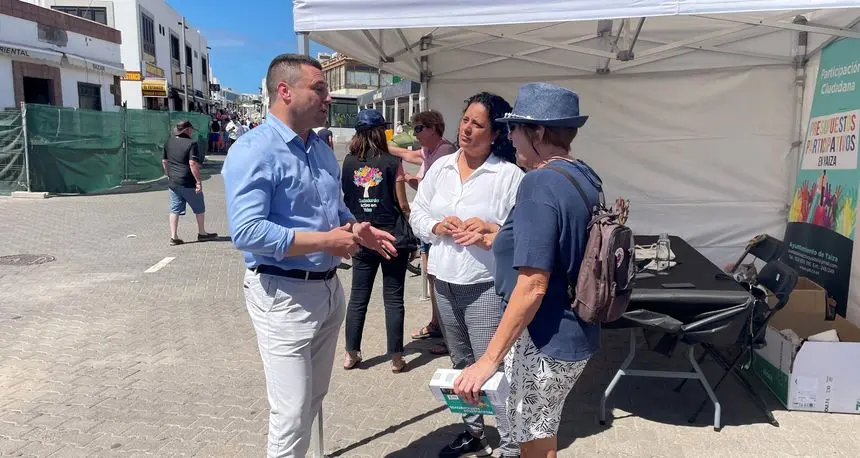 El alcalde de Yaiza en una jornada informativa en la calle Limones