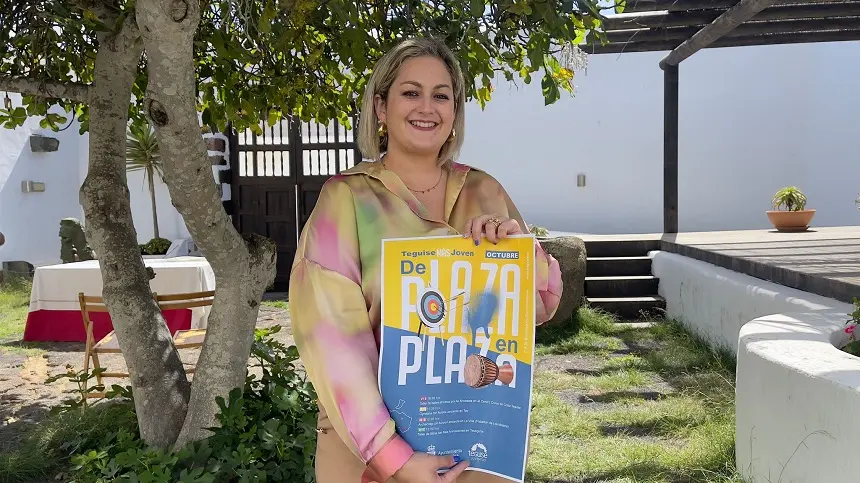 La concejala de Juventud de Teguise, Sara Bermúdez, presentando el programa de actividades de plaza en plaza.