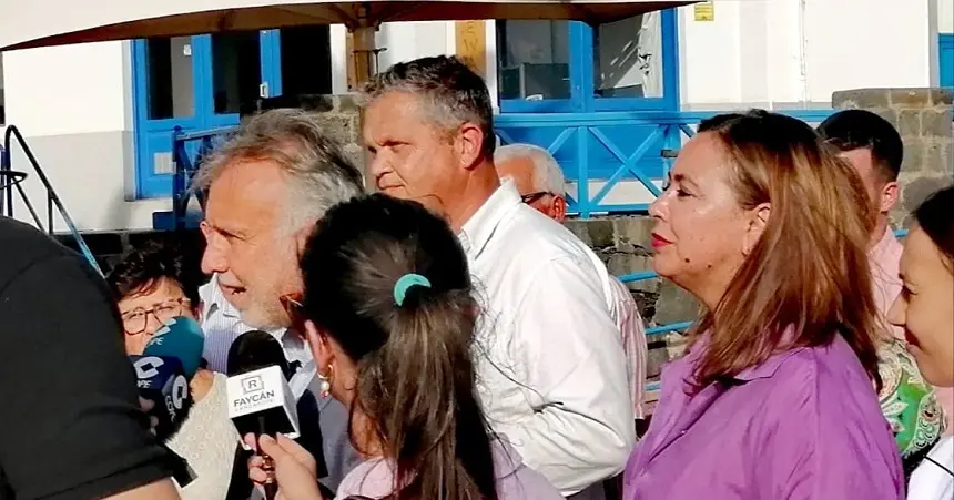 Imagen de Ángel Víctor Torres junto a María Dolores Corujo en su comparecencia ante los medios de comunicación en el charco de San Ginés.