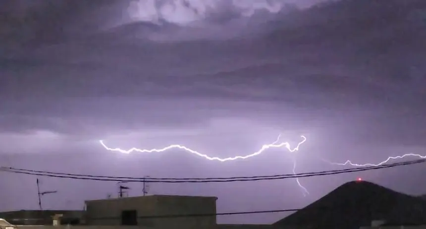 Imagen de uno de los muchos rayos que han caído este sábado sobre Lanzarote