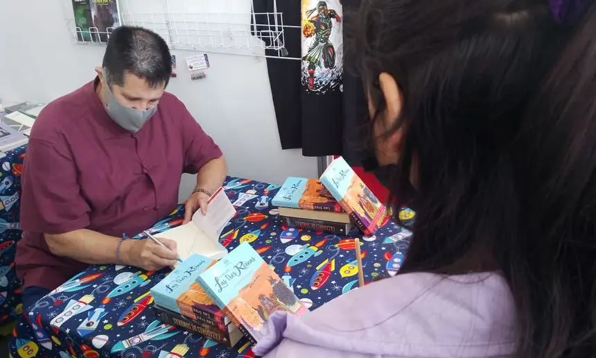 Imagen de Luis Alberto Serrano en la firma de libros.