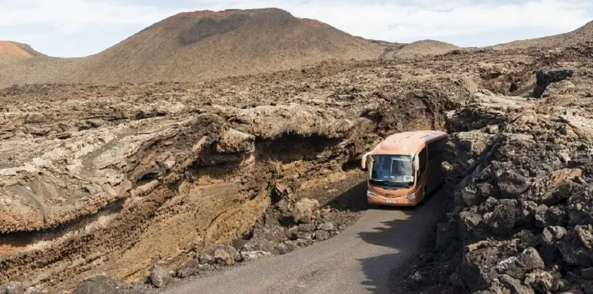 Imagen de una guagua en la ruta de los volcanes.