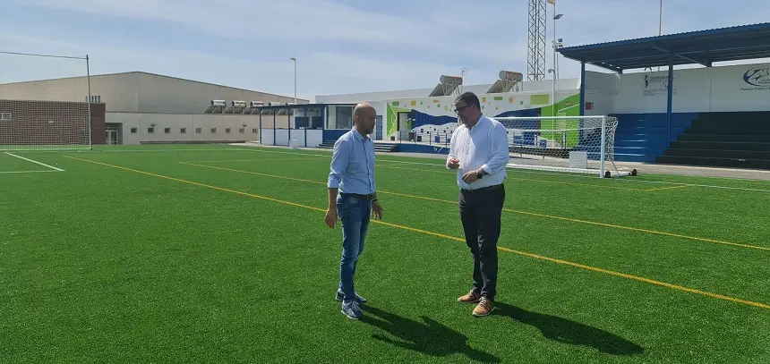 Imagen de Isidro Pérez y Raúl de León sobre el cesped renovado del campo de fútbol de Playa Honda.