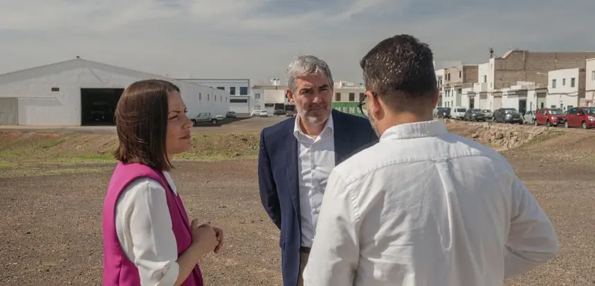 Migdalia Machín, Fernando Clavijo y Echedey Eugenio este lunes en Arrecife