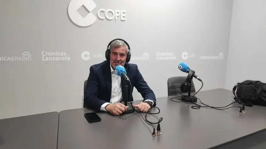 Imagen de Fernando Clavijo en el estudio de Crónicas Radio.