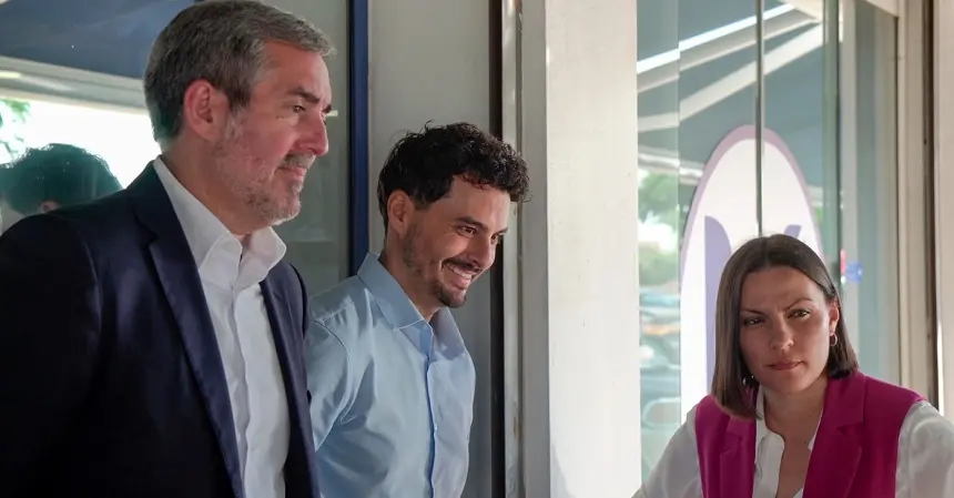 Imagen de Migdalia Machín junto a David Toledo y Fernando Clavijo.